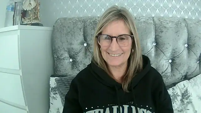 Snapshot of Additive_Mature_Linda chatting on 09-15-25, 01:11 Additive Mature Linda online show from 09-15-25, 01:11