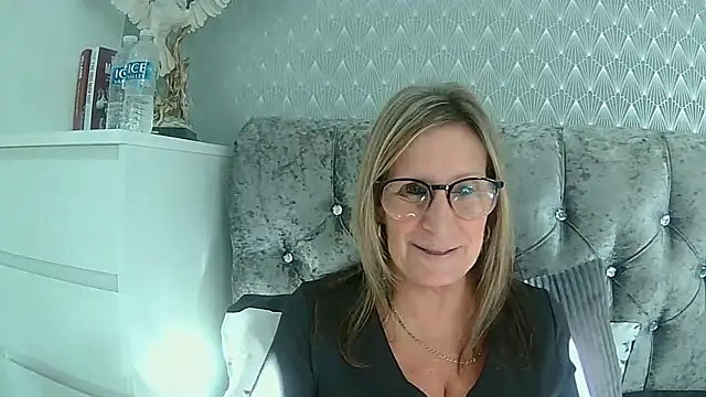 Snapshot of Additive_Mature_Linda chatting on 09-21-25, 03:57 Additive Mature Linda online show from 09-21-25, 03:57