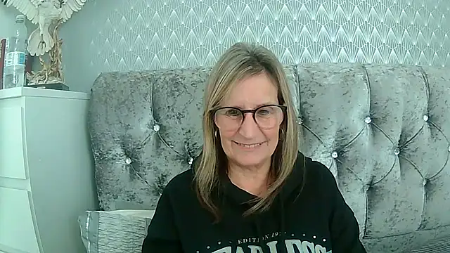 Snapshot of Additive_Mature_Linda chatting on 10-06-25, 03:20 Additive Mature Linda online show from 10-06-25, 03:20