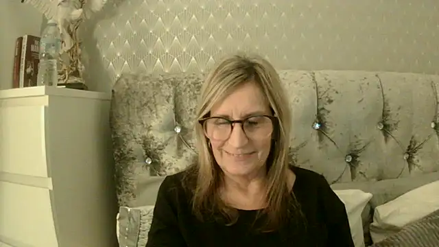 Snapshot of Additive_Mature_Linda chatting on 10-23-25, 06:06 Additive Mature Linda online show from 10-23-25, 06:06