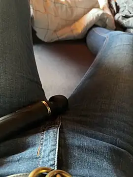 Snapshot of Ana-05 chatting on 02-17-25, 04:04 Ana-05 online show from 02-17-25, 04:04