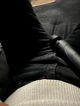 Snapshot of Ana-05 chatting on 09-12-25, 08:20 Ana-05 online show from 09-12-25, 08:20