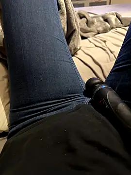 Snapshot of Ana-05 chatting on 10-13-25, 05:24 Ana-05 online show from 10-13-25, 05:24