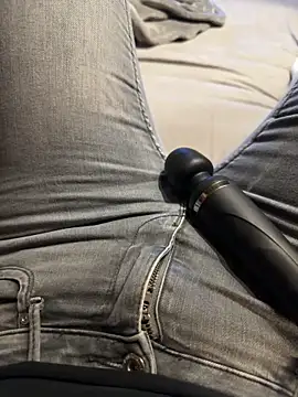 Snapshot of Ana-05 chatting on 10-16-25, 06:09 Ana-05 online show from 10-16-25, 06:09