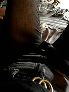 Snapshot of Ana-05 chatting on 10-31-25, 01:34 Ana-05 online show from 10-31-25, 01:34