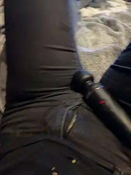 Snapshot of Ana-05 chatting on 11-17-25, 06:24 Ana-05 online show from 11-17-25, 06:24