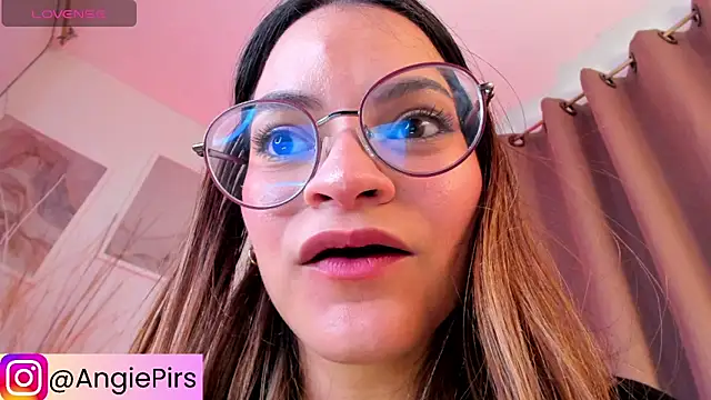 Snapshot of Angie_Pirss chatting on 10-15-25, 09:59 Angie Pirss online show from 10-15-25, 09:59
