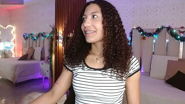 Daphnne tay online show from 11-26-25, 03:40