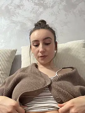 Snapshot of viviandaimond1 chatting on 11-20-25, 04:40 viviandaimond1 online show from 11-20-25, 04:40