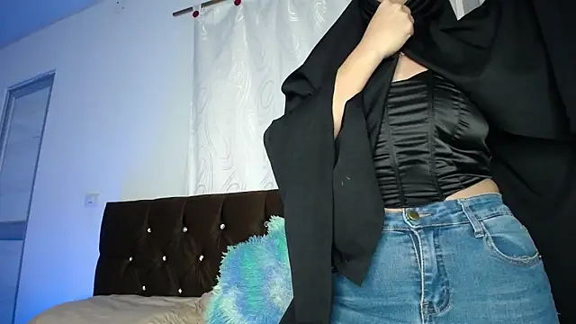 Sweet hot mia online show from 02-25-26, 01:43