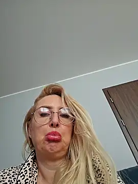 Snapshot of MariaRichi_ chatting on 03-04-25, 10:24 MariaRichi online show from 03-04-25, 10:24