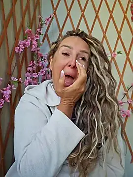 Snapshot of MariaRichi_ chatting on 10-06-25, 06:44 MariaRichi online show from 10-06-25, 06:44