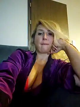 Snapshot of MariaRichi_ chatting on 10-19-25, 07:14 MariaRichi online show from 10-19-25, 07:14