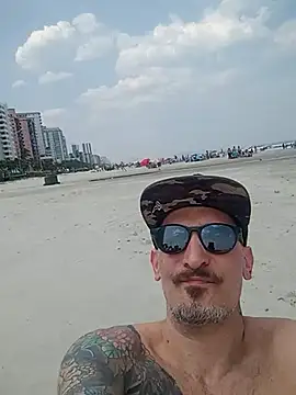 Snapshot of rolesexy chatting on 09-21-25, 04:19 rolesexy online show from 09-21-25, 04:19