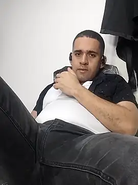 Snapshot of CRISTHIAN_GREY01 chatting on 02-13-25, 07:42 CRISTHIAN GREY01 online show from 02-13-25, 07:42