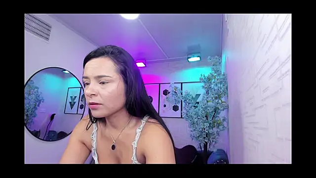 Snapshot of Tiara_rr chatting on 05-21-26, 03:24 Tiara rr online show from 05-21-26, 03:24