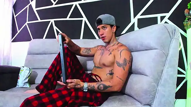 JUSTIN FULLER1 online show from 02-06-25, 06:24