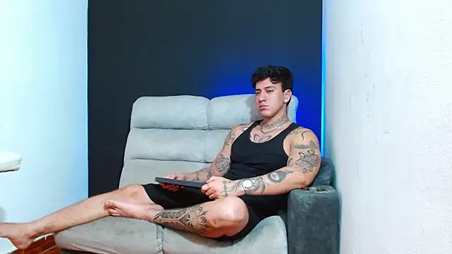 JUSTIN FULLER1 online show from 06-12-26, 04:33