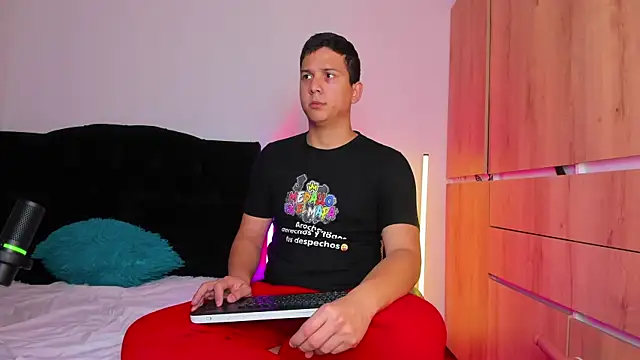 Snapshot of ANDREZALVAREZ chatting on 11-07-25, 01:55 ANDREZALVAREZ online show from 11-07-25, 01:55