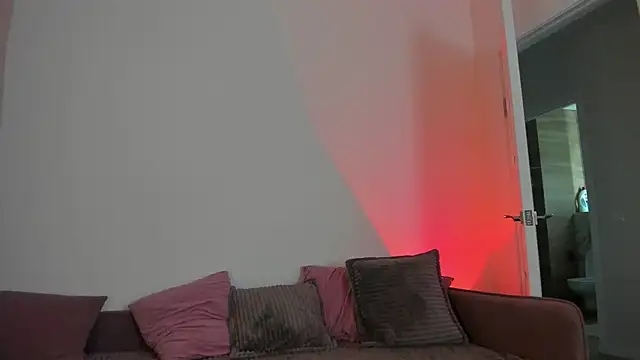 Snapshot of flora_off chatting on 06-27-26, 12:44 flora off online show from 06-27-26, 12:44