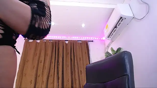 Snapshot of alaia_03 chatting on 09-12-25, 11:32 alaia 03 online show from 09-12-25, 11:32