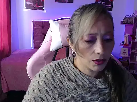 Snapshot of Melanyy_100 chatting on 02-20-25, 08:03 Melanyy 100 online show from 02-20-25, 08:03