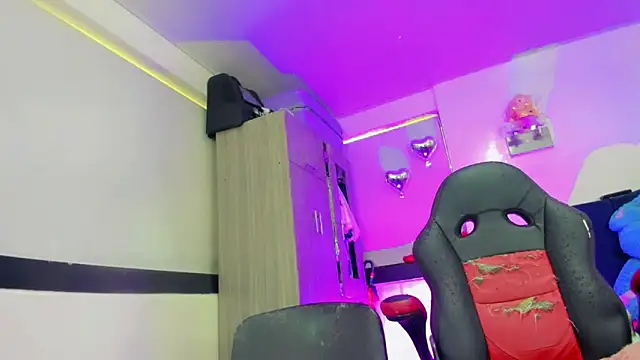 Hellen moons   online show from 03-28-26, 07:13