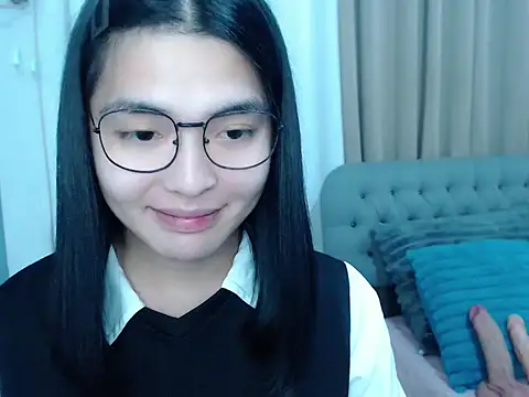 zhaviahale21 online show from 10-28-25, 02:53