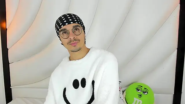 Snapshot of Hugo_Coopers chatting on 03-05-25, 03:29 Hugo Coopers online show from 03-05-25, 03:29