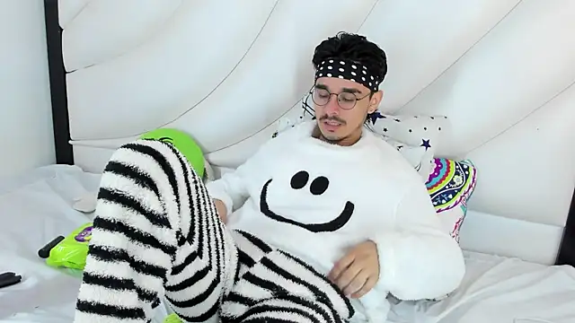 Snapshot of Hugo_Coopers chatting on 03-17-25, 03:57 Hugo Coopers online show from 03-17-25, 03:57