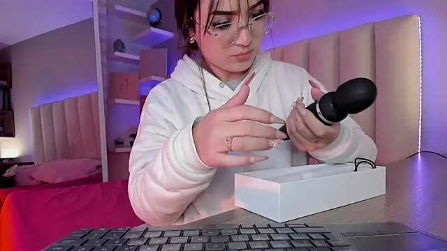 Megan mooree  online show from 03-07-25, 11:40