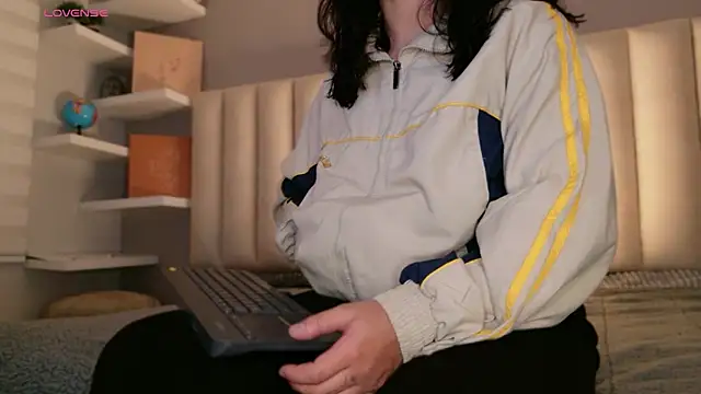 Snapshot of Megan_mooree_ chatting on 04-28-26, 12:32 Megan mooree online show from 04-28-26, 12:32