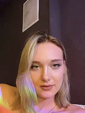 Snapshot of Alisa_Rise chatting on 03-22-25, 01:22 Alisa Rise online show from 03-22-25, 01:22