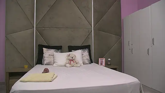 ElyzaIbarra online show from 09-17-25, 05:20