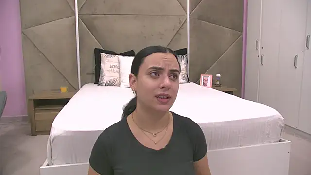 ElyzaIbarra online show from 10-12-25, 05:17