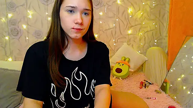 fluffy kitty  online show from 10-30-25, 09:04