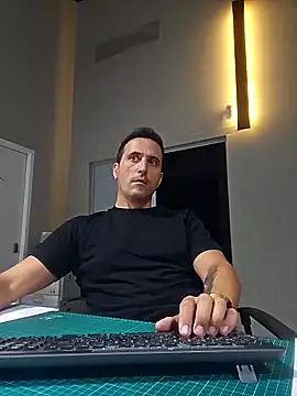 Snapshot of Lucas___81 chatting on 10-21-25, 06:30 Lucas   81 online show from 10-21-25, 06:30