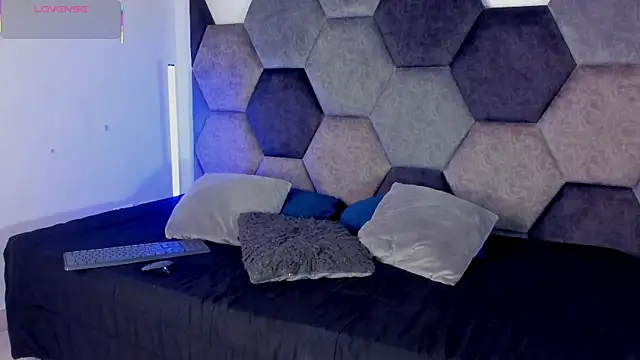 Latrellx7 online show from 04-12-26, 04:06