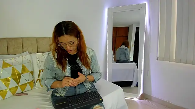 cristalwalker   online show from 11-04-25, 12:26