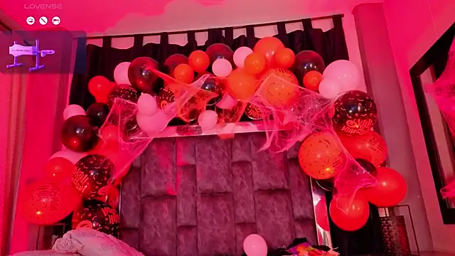 Mia Oxford online show from 10-18-25, 01:08