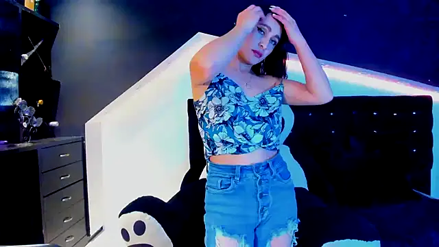 Coral Gibson online show from 02-03-25, 03:17