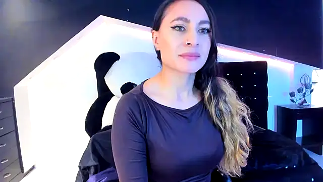 Coral Gibson online show from 02-05-25, 12:17