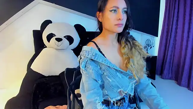 Coral Gibson online show from 02-12-25, 12:44