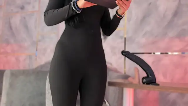 Ellaochoa online show from 12-15-25, 11:25