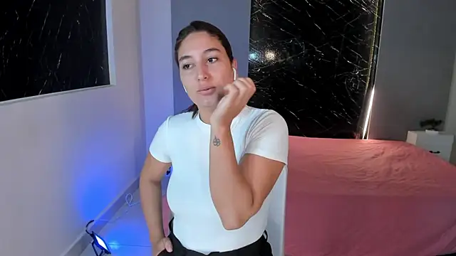 Snapshot of ScarlettWet9 chatting on 03-21-25, 03:55 ScarlettWet9 online show from 03-21-25, 03:55