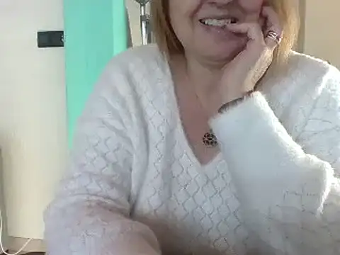 Snapshot of Sandcoq chatting on 12-17-24, 01:05 Sandcoq online show from 12-17-24, 01:05