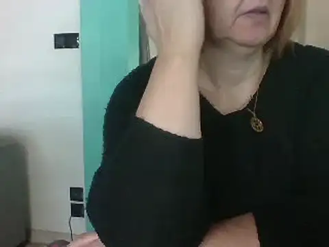 Snapshot of Sandcoq chatting on 12-18-24, 08:31 Sandcoq online show from 12-18-24, 08:31