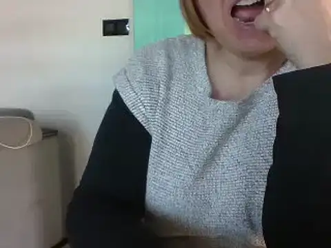 Snapshot of Sandcoq chatting on 02-04-25, 11:49 Sandcoq online show from 02-04-25, 11:49