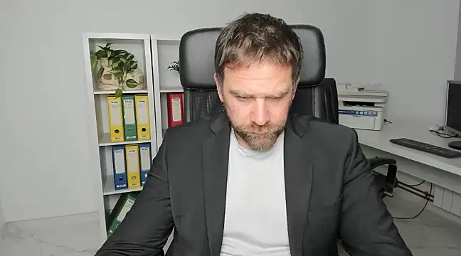 Snapshot of John-E-Dough chatting on 12-19-24, 04:13 John-E-Dough online show from 12-19-24, 04:13
