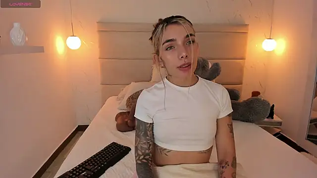 Mollymoon1 online show from 11-27-25, 07:49